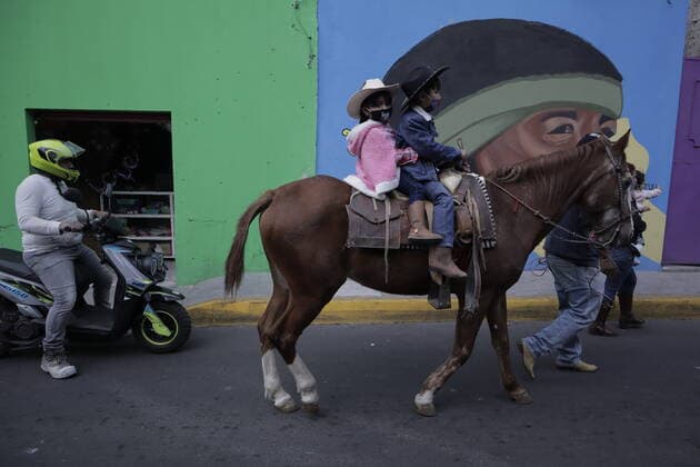 Mexiko, Gläubige lassen ihre Haustiere am Tag des Heiligen Antonius in Coyoacan segnen Animals Blessed In Honour Of St Anthony The Abbot In Mexico Two children ride a horse outside a church in Coyoacan, Mexico City, where several people came to bless their pets in honour of San Antonio Abad, patron saint of animals, during the COVID-19 health emergency and the epidemiological traffic light in the capital. Mexico City Mexico City Mexico  Copyright: xGerardoxVieyrax originalFilename: vieyra-notitle170117_npBbG.jpg
