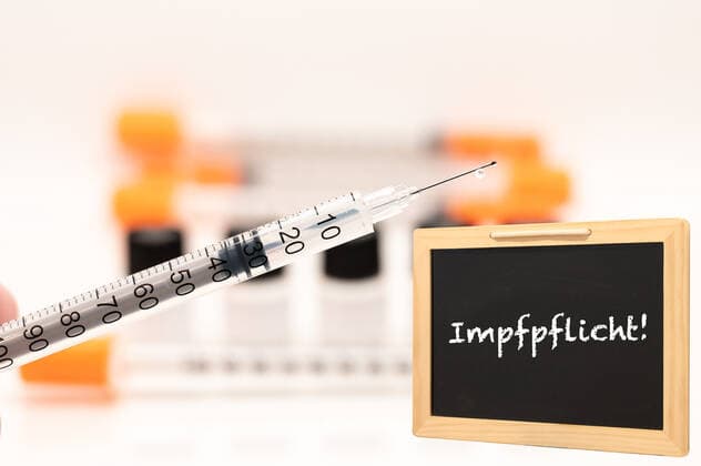 Stock- und Symbolbilder I 18.01.2022 Für eine Impfpflicht in Deutschland und Europa. Impfpflicht ist wichtig. Impfpflicht für Pflegeberufe und Beamte, Pflegeberuf Impfpflicht für alle. Recht auf körperliche Unversehrtheit. Verstoß gegen das Grundgesetz. Artikel 3 - Recht auf Unversehrtheit. Artikel 3 des Grundgesetzes. Jeder Mensch hat das Recht auf körperliche und geistige Unversehrtheit. Ja zur Impfpflicht, Pro-Impfpflicht Hamburg Studio Hamburg Deutschland Copyright: xLobeca FelixxSchlikisx
