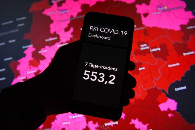 Coronavirus in Deutschland - Covid-19-Dashboard des Robert Koch-Institut 18.01.2022, Robert Koch-Institut: 7-Tage-Inzidenz 553,2. 7-Tage-Fallzahl 460.049. COVID-19-Fälle 8.074.527. Zugang um 74.405 gegenüber dem Vortag. COVID-19-Todesfälle 115.842. Zugang um 193 gegenüber dem Vortag. xHDx
