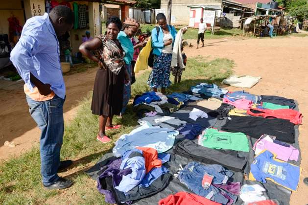 Kenia, selling of second hand clothes KENYA, Kisumu County, Kaimosi, street vendor sell second hand clothes from Europe *** KENIA, Verkauf von Alttextilien aus Europa Kaimosi Kisumu Kenya