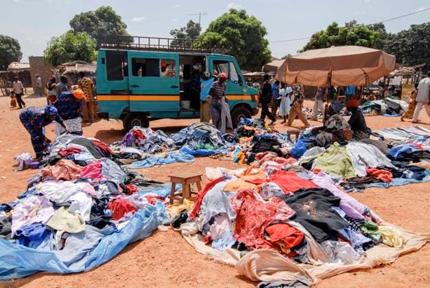 Mali, selling of second hand clothes Mali, Bamako, street vendor sell second hand clothes from Europe *** Mali, Verkauf von Alttextilien aus Europa Bamako Mali