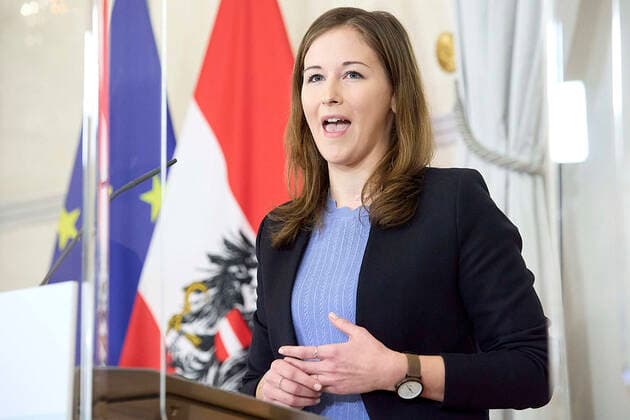 Coronavirus in Österreich, PK in Wien zur Lage am Arbeitsmarkt und Maßnahmen für Jugendliche - Wien 18.01.2022 - Corona-Krise - Heute am Vormittag fand im Bundeskanzleramt eine Pressekonferenz zur aktuellen Lage am Arbeitsmarkt und Maßnahmen für Jugendliche statt. PHOTO: Jugendstaatssekretärin Claudia Plakolm (ÖVP) während der PK. Vienna (Austria) - Covid crisis - This morning a press conference on the current situation on the labor market and measures for young people took place in the Federal Chancellery. PK zu Arbeitsmarkt und Massnahmen für Jugendliche 