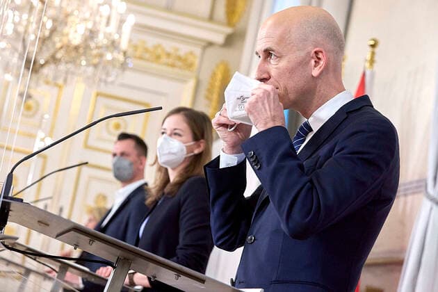 Coronavirus in Österreich, PK in Wien zur Lage am Arbeitsmarkt und Maßnahmen für Jugendliche - Wien 18.01.2022 - Corona-Krise - Heute am Vormittag fand im Bundeskanzleramt eine Pressekonferenz zur aktuellen Lage am Arbeitsmarkt und Maßnahmen für Jugendliche statt. PHOTO: (v.L.) Sozialminister Wolfgang Mückstein (Grüne) und Jugendstaatssekretärin Claudia Plakolm (ÖVP), Arbeitsminister Martin Kocher (ÖVP, während der PK.. Vienna (Austria) - Covid crisis - This morning a press conference on the current situation on the labor market and measures for young people took place in the Federal Chancellery. PK zu Arbeitsmarkt und Massnahmen für Jugendliche 