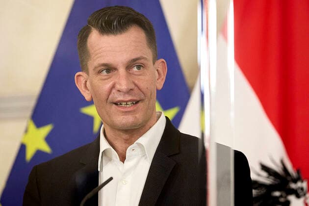 Coronavirus in Österreich, PK in Wien zur Lage am Arbeitsmarkt und Maßnahmen für Jugendliche - Wien 18.01.2022 - Corona-Krise - Heute am Vormittag fand im Bundeskanzleramt eine Pressekonferenz zur aktuellen Lage am Arbeitsmarkt und Maßnahmen für Jugendliche statt. PHOTO: Sozialminister Wolfgang Mückstein (Grüne) während der PK. Vienna (Austria) - Covid crisis - This morning a press conference on the current situation on the labor market and measures for young people took place in the Federal Chancellery. PK zu Arbeitsmarkt und Massnahmen für Jugendliche 
