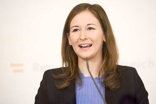 Coronavirus in Österreich, PK in Wien zur Lage am Arbeitsmarkt und Maßnahmen für Jugendliche - Wien 18.01.2022 - Corona-Krise - Heute am Vormittag fand im Bundeskanzleramt eine Pressekonferenz zur aktuellen Lage am Arbeitsmarkt und Maßnahmen für Jugendliche statt. PHOTO: Jugendstaatssekretärin Claudia Plakolm (ÖVP) während der PK. Vienna (Austria) - Covid crisis - This morning a press conference on the current situation on the labor market and measures for young people took place in the Federal Chancellery. PK zu Arbeitsmarkt und Massnahmen für Jugendliche 