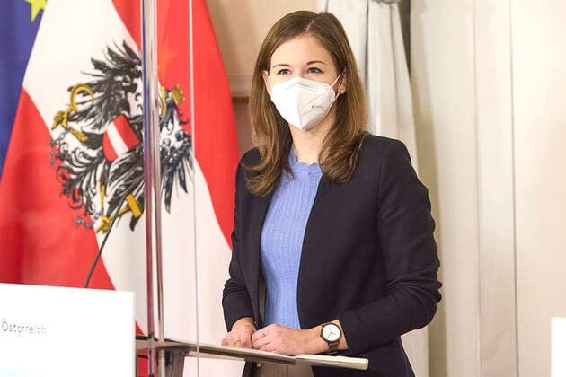 Coronavirus in Österreich, PK in Wien zur Lage am Arbeitsmarkt und Maßnahmen für Jugendliche - Wien 18.01.2022 - Corona-Krise - Heute am Vormittag fand im Bundeskanzleramt eine Pressekonferenz zur aktuellen Lage am Arbeitsmarkt und Maßnahmen für Jugendliche statt. PHOTO: Jugendstaatssekretärin Claudia Plakolm (ÖVP) während der PK. Vienna (Austria) - Covid crisis - This morning a press conference on the current situation on the labor market and measures for young people took place in the Federal Chancellery. PK zu Arbeitsmarkt und Massnahmen für Jugendliche 