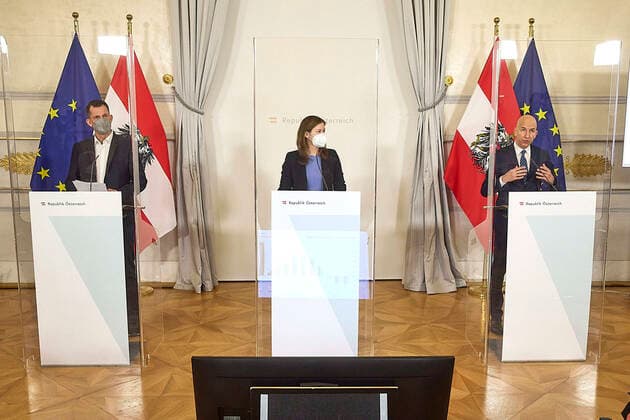Coronavirus in Österreich, PK in Wien zur Lage am Arbeitsmarkt und Maßnahmen für Jugendliche - Wien 18.01.2022 - Corona-Krise - Heute am Vormittag fand im Bundeskanzleramt eine Pressekonferenz zur aktuellen Lage am Arbeitsmarkt und Maßnahmen für Jugendliche statt. PHOTO: (v.L.) Sozialminister Wolfgang Mückstein (Grüne) und Jugendstaatssekretärin Claudia Plakolm (ÖVP), Arbeitsminister Martin Kocher (ÖVP, während der PK.. Vienna (Austria) - Covid crisis - This morning a press conference on the current situation on the labor market and measures for young people took place in the Federal Chancellery. PK zu Arbeitsmarkt und Massnahmen für Jugendliche 