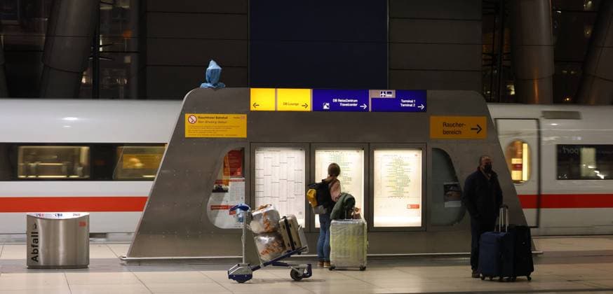 Deutsche Bahn Frankfurt 18.01.2022, Germany, Frankfurt , Airport , Bahnhof, Deutsche Bahn, Fahrgaeste, ICE Zuege, Fahrgast mit Maske, Corona Regel, Frankfurt Hessen Germany *** Deutsche Bahn Frankfurt 18 01 2022, Germany, Frankfurt , Airport , Train station, Deutsche Bahn, Passengers, ICE trains, Passenger with mask, Corona rule, Frankfurt Hessen Germany