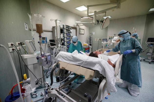 News Bilder des Tages January 18, 2022, Rome, Italy: Health workers wearing overalls and protective masks in the Covid intensive care unit of the Policlinico di Tor Vergata, in Rome, Italy, 18 January 2022. ANSA GIUSEPPE LAMI Rome Italy - ZUMAa110 20220118_zaf_a110_052 Copyright: xGiuseppexLamix