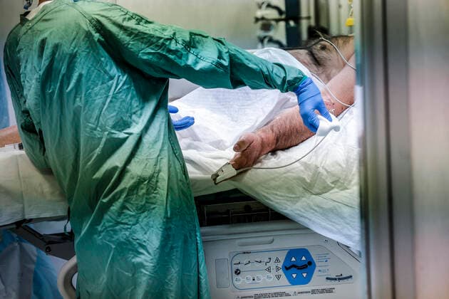 January 18, 2022, Rome, Italy: Health workers wearing overalls and protective masks in the Covid intensive care unit of the Policlinico di Tor Vergata, in Rome, Italy, 18 January 2022. ANSA GIUSEPPE LAMI Rome Italy - ZUMAa110 20220118_zaf_a110_054 Copyright: xGiuseppexLamix