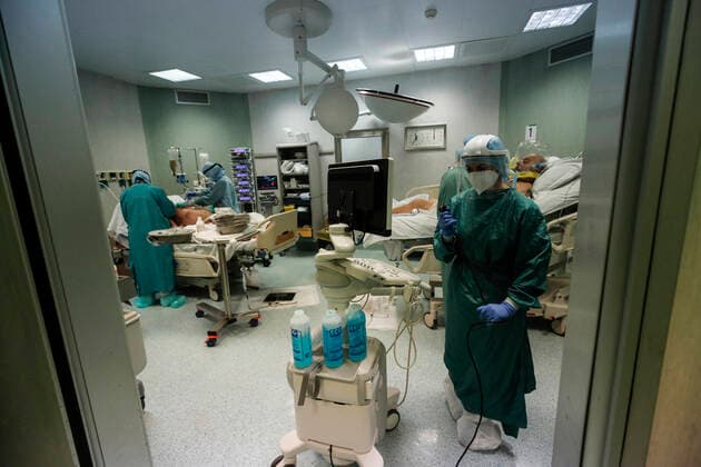 January 18, 2022, Rome, Italy: Health workers wearing overalls and protective masks in the Covid intensive care unit of the Policlinico di Tor Vergata, in Rome, Italy, 18 January 2022. ANSA GIUSEPPE LAMI Rome Italy - ZUMAa110 20220118_zaf_a110_056 Copyright: xGiuseppexLamix
