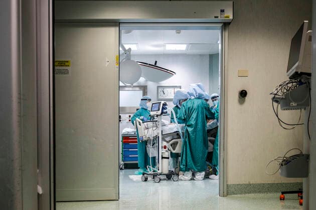 January 18, 2022, Rome, Italy: Health workers wearing overalls and protective masks in the Covid intensive care unit of the Policlinico di Tor Vergata, in Rome, Italy, 18 January 2022. ANSA GIUSEPPE LAMI Rome Italy - ZUMAa110 20220118_zaf_a110_057 Copyright: xGiuseppexLamix