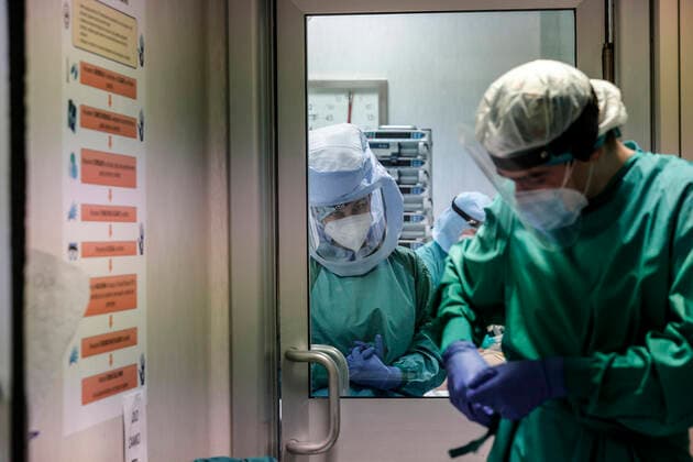 January 18, 2022, Rome, Italy: Health workers wearing overalls and protective masks in the Covid intensive care unit of the Policlinico di Tor Vergata, in Rome, Italy, 18 January 2022. ANSA GIUSEPPE LAMI Rome Italy - ZUMAa110 20220118_zaf_a110_058 Copyright: xGiuseppexLamix