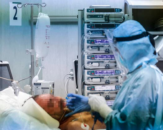 January 18, 2022, Rome, Italy: Health workers wearing overalls and protective masks in the Covid intensive care unit of the Policlinico di Tor Vergata, in Rome, Italy, 18 January 2022. ANSA GIUSEPPE LAMI Rome Italy - ZUMAa110 20220118_zaf_a110_060 Copyright: xGiuseppexLamix