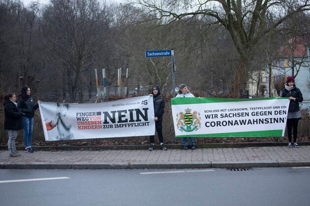 News Bilder des Tages ID 503 Ministerpräsident zu Gast in Frankenberg Sa. Er stellte sich den Coronagegner zur Rede. Diese pfiffen jedoch laut Mit Hau ab Ihm wurde zudem eine Fahne ins Gesicht gewedelt. Frankenberg Sa. Sachsen Deutschland
