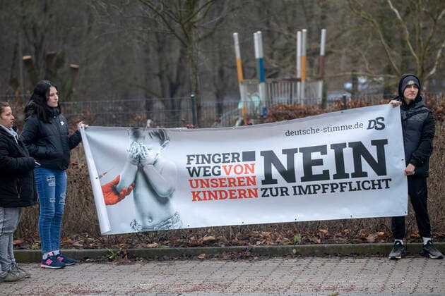 ID 503 Ministerpräsident zu Gast in Frankenberg Sa. Er stellte sich den Coronagegner zur Rede. Diese pfiffen jedoch laut Mit Hau ab Ihm wurde zudem eine Fahne ins Gesicht gewedelt. Frankenberg Sa. Sachsen Deutschland
