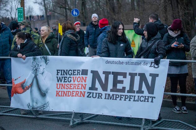 ID 503 Ministerpräsident zu Gast in Frankenberg Sa. Er stellte sich den Coronagegner zur Rede. Diese pfiffen jedoch laut Mit Hau ab Ihm wurde zudem eine Fahne ins Gesicht gewedelt. Frankenberg Sa. Sachsen Deutschland