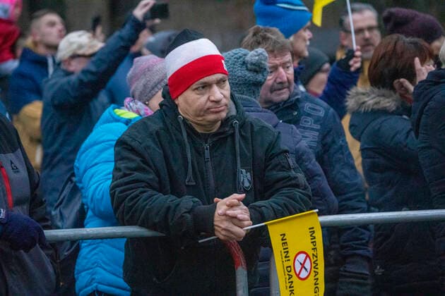 ID 503 Ministerpräsident zu Gast in Frankenberg Sa. Er stellte sich den Coronagegner zur Rede. Diese pfiffen jedoch laut Mit Hau ab Ihm wurde zudem eine Fahne ins Gesicht gewedelt. Frankenberg Sa. Sachsen Deutschland