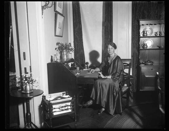 Berühmte Feministinnen, Eleanor Roosevelt Portrait of Eleanor Roosevelt in her office. 1933 or 1934, Washington, DC. 1063_05_Eleanor Roosevelt in her office