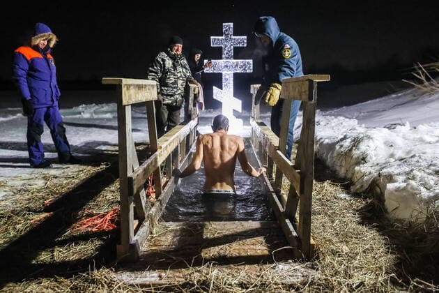 Bilder des Jahres 2022, News 01 Januar News Themen der Woche KW03 News Bilder des Tages NOVOSIBIRSK REGION, RUSSIA - JANUARY 19, 2022: A man takes a dip in an ice hole on Lake Krivoye during a celebration of Epiphany. The temperature is -13Â°C (8.6Â°F). The Russian Orthodox Church celebrates Epiphany on January 19 according to the Julian calendar. Kirill Kukhmar TASS  TS11F971