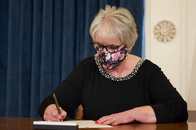 January 18, 2022, Winnipeg, MB, CANADA: Eileen Clarke, Minister of Municipal Relations, is sworn in at the Manitoba Legislative Building in Winnipeg, Manitoba, Tuesday January 18, 2022. Winnipeg CANADA  - ZUMAc35_ 20220118_zaf_c35_047 Copyright: xDavidxLipnowskix