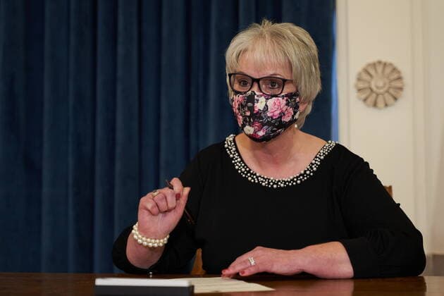 January 18, 2022, Winnipeg, MB, CANADA: Eileen Clarke, Minister of Municipal Relations, is sworn in at the Manitoba Legislative Building in Winnipeg, Manitoba, Tuesday January 18, 2022. Winnipeg CANADA  - ZUMAc35_ 20220118_zaf_c35_048 Copyright: xDavidxLipnowskix