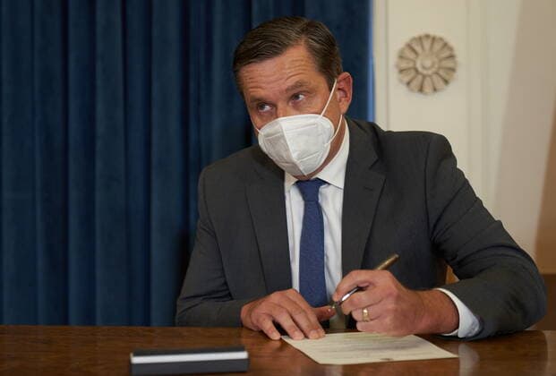January 18, 2022, Winnipeg, MB, CANADA: Doyle Piwniuk, Minister of Transportation and Infrastructure is sworn in at the Manitoba Legislative Building in Winnipeg, Manitoba, Tuesday January 18, 2022. Winnipeg CANADA  - ZUMAc35_ 20220118_zaf_c35_051 Copyright: xDavidxLipnowskix