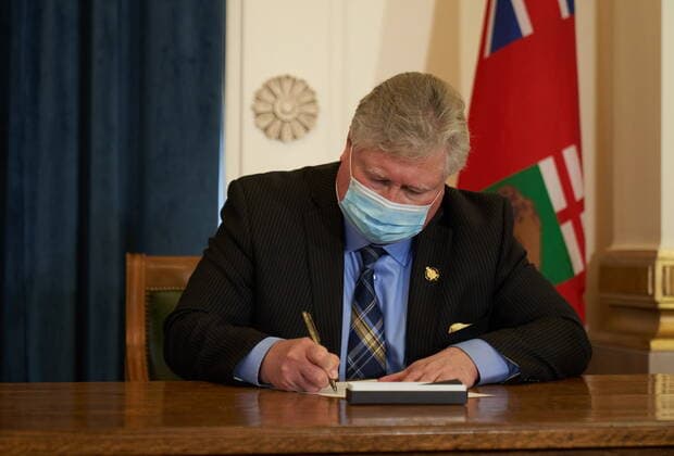 January 18, 2022, Winnipeg, MB, CANADA: Scott Johnston, Minister of Seniors and Long-Term Care, is sworn in at the Manitoba Legislative Building in Winnipeg, Manitoba, Tuesday January 18, 2022. Winnipeg CANADA  - ZUMAc35_ 20220118_zaf_c35_053 Copyright: xDavidxLipnowskix