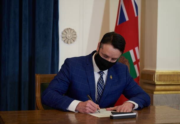 January 18, 2022, Winnipeg, MB, CANADA: Andrew Smith, Minister of Sport, Culture and Heritage, Minister Responsible for Manitoba Centennial Centre Corporation and Minister Responsible for Travel Manitoba is sworn in at the Manitoba Legislative Building in Winnipeg, Manitoba, Tuesday January 18, 2022. Winnipeg CANADA  - ZUMAc35_ 20220118_zaf_c35_055 Copyright: xDavidxLipnowskix