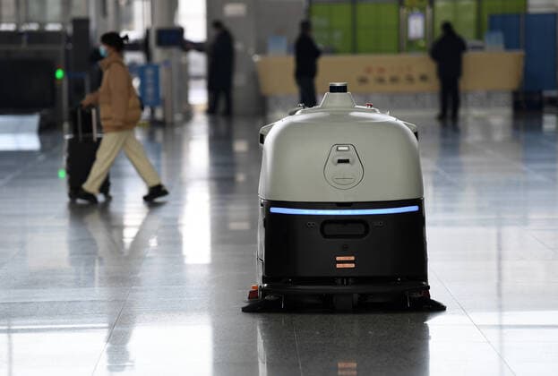 (211219) -- HEFEI, Dec. 19, 2021 -- Ground cleaning and disinfecting robot Xiao De is seen at Hefei South Railway Station in Hefei, east China s Anhui Province, Jan. 18, 2022. Air environment automatic sterilizer robot Xiao Chuang, intelligent temperature measuring robot Da Bai and ground cleaning and disinfecting robot Xiao De have been in service for COVID-19 prevention and control during the annual Spring Festival travel rush in Hefei. ) CHINA-ANHUI-RAILWAY STATION-ROBOTS (CN) LiuxJunxi 