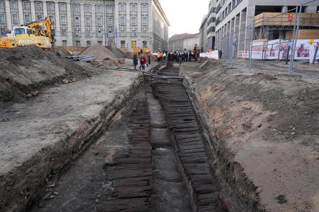 Bilder des Jahres 2022, News 01 Januar News Themen der Woche KW03 Etwa 2,50 m unter der Stralauer Straße haben die Archäologen des Landesdenkmalamtes Berlin überraschend einen mittelalterlichen Bohlendamm entdeckt. Er stammt aus der Gründungszeit Berlins im 13. Jahrhundert und ist damit eine der ältesten Straßen Berlins. Angelegt wurde der ca. 6 m breite Damm aus Eichen-, Kiefer- und Birkenstämmen. Die aufwändige hölzerne Befestigung der Straße ermöglichte hier nahe der Spree eine sichere Passage vom Mühlendamm in Richtung Stralauer Tor über den in Flussnähe sehr nassen Untergrund. Berlin, 19.01.2022 *** Approximately 2.50 m under the Stralauer road the archaeologists of the national office for the preservation of historical monuments Berlin surprisingly discovered a medieval plank embankmen Foto:xT.xBartillax xFuturexImage