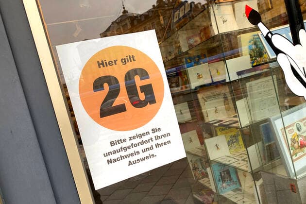 Bavaria overturns 2G rule in retail store archive photo Control of the 2G rule in retail stores in Bavaria A sign at the entrance of a store indicates the 2G rule Admission only with FFP2 mask and 2g proof, vaccination proof and identification document ready, entrance only for vaccinated or recovered customers, persons, vaccination proof and identity card ready
