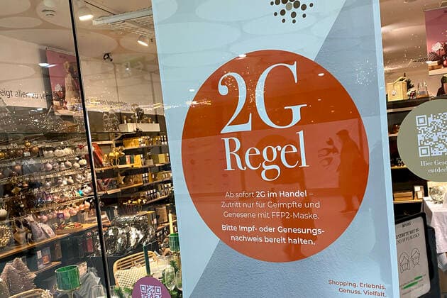 Bavaria overturns 2G rule in retail store archive photo Control of the 2G rule in retail stores in Bavaria A sign at the entrance of a store indicates the 2G rule Admission only with FFP2 mask and 2g proof, vaccination proof and identification document ready, entrance only for vaccinated or recovered customers, persons, vaccination proof and identity card ready