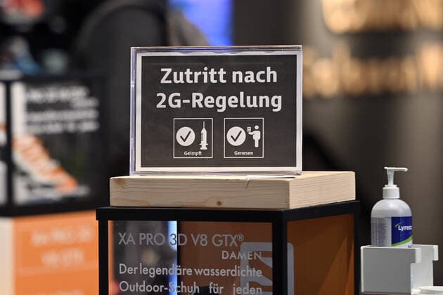 Bavaria overturns 2G rule in retail store archive photo Control of the 2G rule in retail stores in Bavaria A sign at the entrance of a store indicates the 2G rule Admission only with FFP2 mask and 2g proof, vaccination proof and identification document ready, entrance only for vaccinated or recovered customers, persons, vaccination proof and identity card ready