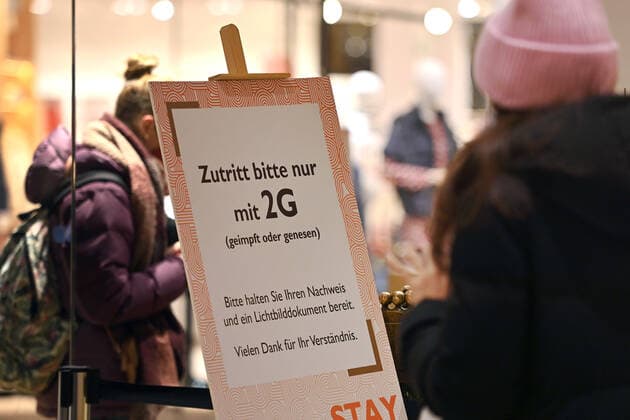 Bavaria overturns 2G rule in retail store Archive photo Control of the 2G rule in retail stores in Bavaria A sign at the entrance of a store indicates the 2G rule Admission only with FFP2 mask and 2g proof,vaccination proof and identification document ready, entrance only for vaccinated or recovered customers,persons, vaccination proof and identity card ready Sm