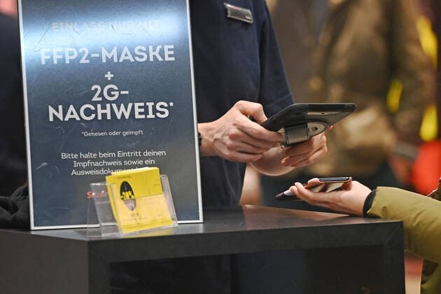 Bavaria overturns 2G rule in retail archive photo Control of the 2G rule in retail in Bavaria A sign at the entrance of a store indicates the 2G rule Admission only with FFP2 mask and 2g proof, vaccination proof and identity document ready, An employee checks before entering the 2G r