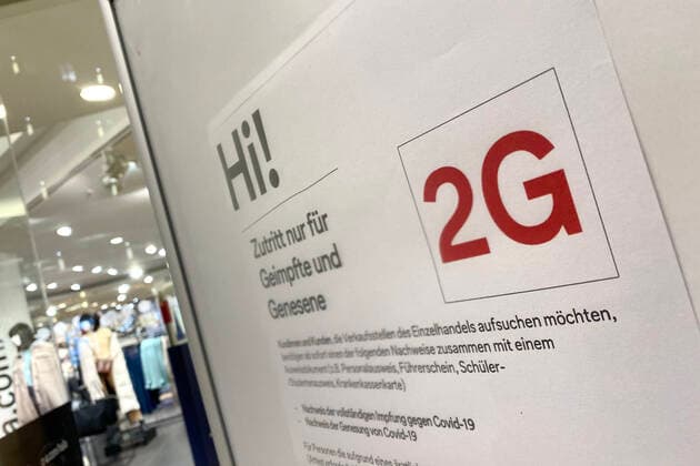 Bavaria overturns 2G rule in retail store archive photo Control of the 2G rule in retail stores in Bavaria A sign at the entrance of a store indicates the 2G rule Admission only with FFP2 mask and 2g proof, vaccination proof and identification document ready, entrance only for vaccinated or recovered customers, persons, vaccination proof and identity card ready