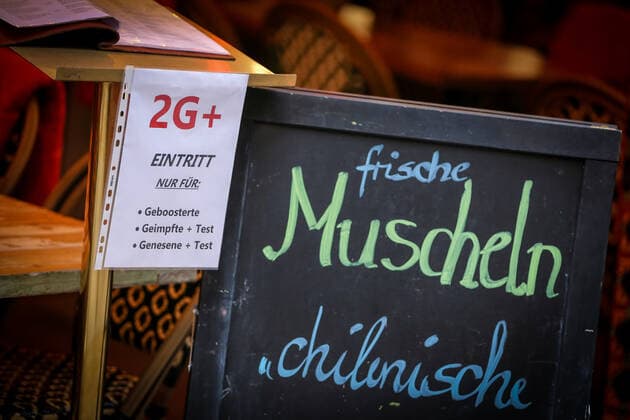 A sign outside a restaurant indicates the new catering access restrictions to combat the COVID 19 pandemic in Duesseldorf, 19 01 2022 Duesseldorf Germany Copyright: xLeonxKuegeler photothek.dex