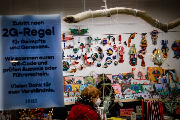 A sign outside a restaurant indicates the new catering access restrictions to combat the COVID 19 pandemic in Duesseldorf, 19 01 2022 Duesseldorf Germany Copyright: xLeonxKuegeler photothek.dex