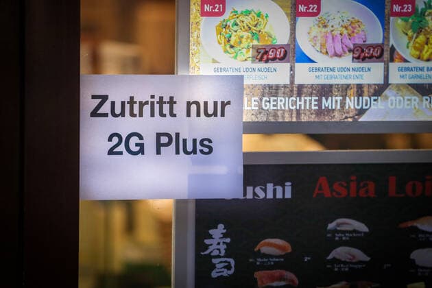 A sign outside a restaurant indicates the new catering access restrictions to combat the COVID 19 pandemic in Duesseldorf, 19 01 2022 Duesseldorf Germany Copyright: xLeonxKuegeler photothek.dex