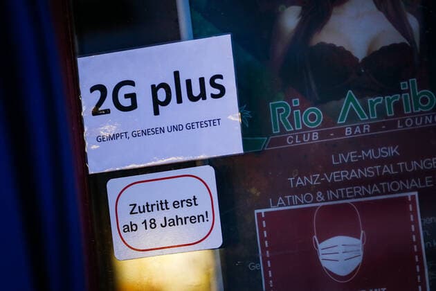A sign outside a restaurant indicates the new catering access restrictions to combat the COVID 19 pandemic in Duesseldorf, 19 01 2022 Duesseldorf Germany Copyright: xLeonxKuegeler photothek.dex