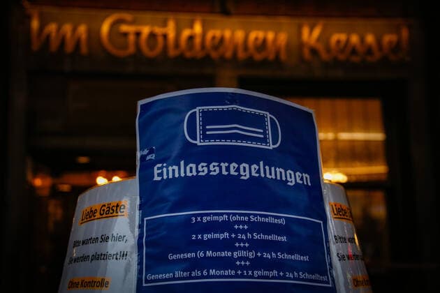 A sign outside a restaurant indicates the new catering access restrictions to combat the COVID 19 pandemic in Duesseldorf, 19 01 2022 Duesseldorf Germany Copyright: xLeonxKuegeler photothek.dex