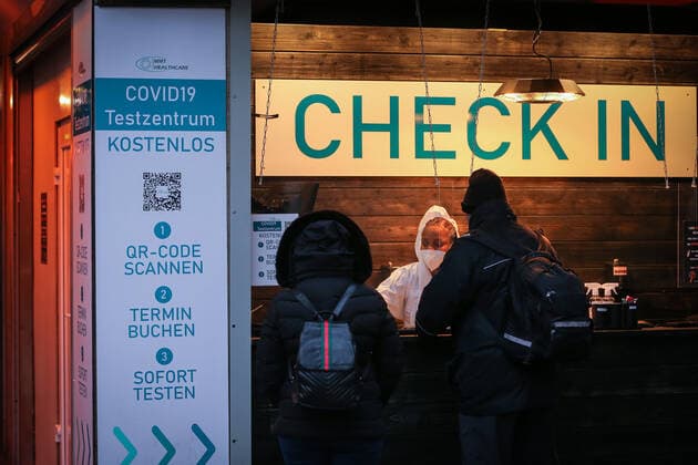 Two people are checked in by a COVID 19 test center employee for a Corona test in the old city of Duesseldorf, 19 01 2022 Duesseldorf Germany Copyright: xLeonxKuegeler photothek.dex