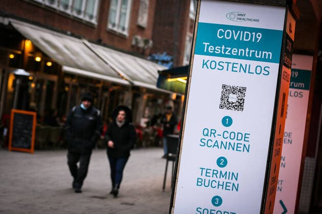 Passers-by pass a COVID 19 test center in the old town of Duesseldorf, 19 01 2022 Duesseldorf Germany Copyright: xLeonxKuegeler photothek.dex