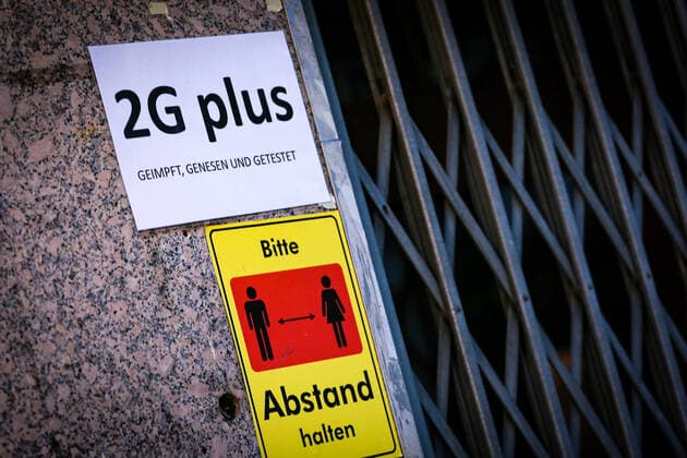 A sign outside a restaurant indicates the new catering access restrictions to combat the COVID 19 pandemic in Duesseldorf, 19 01 2022 Duesseldorf Germany Copyright: xLeonxKuegeler photothek.dex