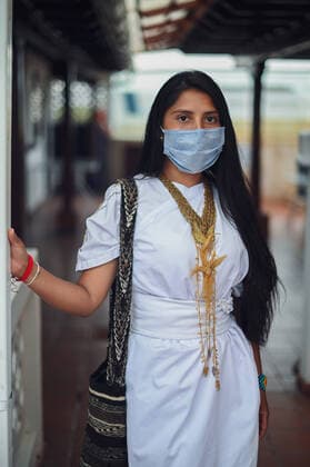 IMAGO Creative: Kollidierende Kulturen Portrait of young Arhuaco indigenous woman wearing a face mask during the Covid-19 outbreak in Colombia Cartagena de Indias Colombia Copyright: xNanoxCalvox NN-ATY-FACEMASK-6