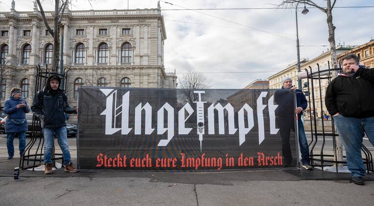 20220120 Small demonstration against the compulsory vaccination decided today VIENNA, AUSTRIA - JANUARY 20: Small demonstration against the compulsory vaccination decided today at Burgring on January 20, 2022 in Vienna, Austria. WIEN, OESTERREICH - 20. JAENNER: Kleine Demonstration gegen die heute zu beschliessene Impfpicht am Burgring am 20. Jaenner 2022 in Wien, Oesterreich. 220120_SEPA_32_030 Copyright: xMartinxJuenx SEPAxMedia