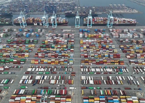USA, Eindrücke vom Container-Hafen von Los Angeles SAN PEDRO, CALIFORNIA - JANUARY 19: Aerial view of containers and cargo ships at the Port of Los Angeles on January 19, 2022 in San Pedro, California.  Copyright: xVCGx CFP111365668278