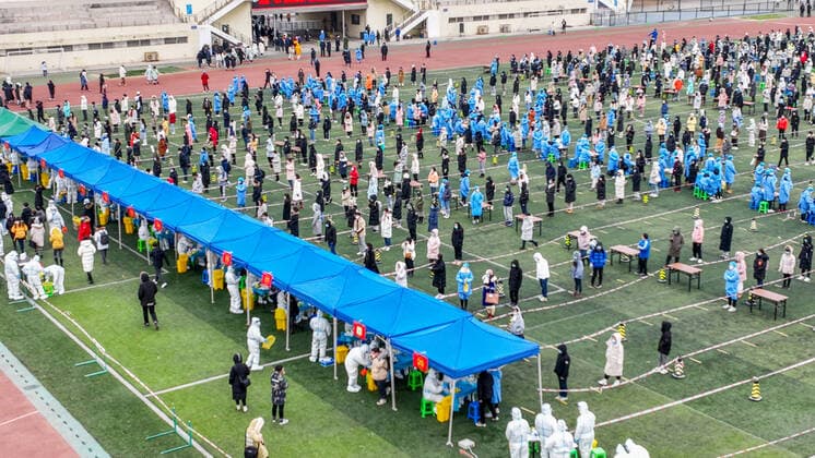 TIANJIN, CHINA - JANUARY 20: Aerial view of people queuing up for COVID-19 nucleic acid testing on January 20, 2022 in Tianjin, China.  Copyright: xVCGx CFP111365717130
