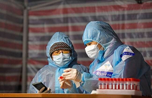 (220120) -- TIANJIN, Jan. 20, 2022 -- Staff members prepare medical materials for nucleic acid tests at a COVID-19 testing site in a residential community of Nankai District in north China s Tianjin, Jan. 20, 2022. The city launched its fourth citywide nucleic acid testing at 6 a.m. Thursday, aiming to curb the further spread of the virus. ) CHINA-TIANJIN-COVID-19-FOURTH CITYWIDE TESTING-LAUNCH (CN) ZhaoxZishuo 